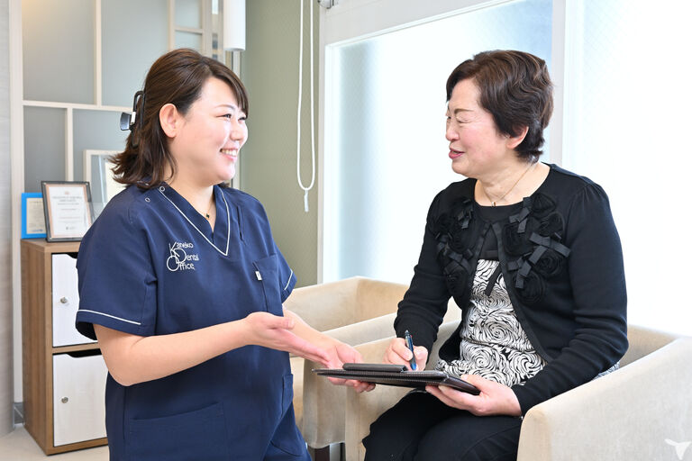 相手と目線を合わせる