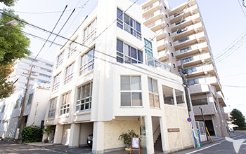 日中の外観です