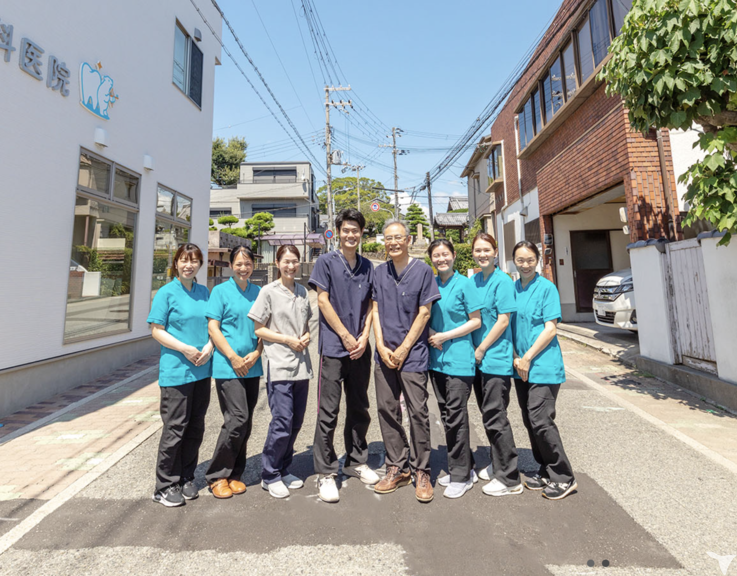 スタッフと医院の記念撮影