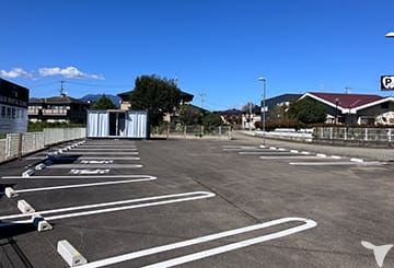 駐車場とスタッフ控え室