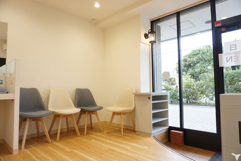 待合室、入り口側