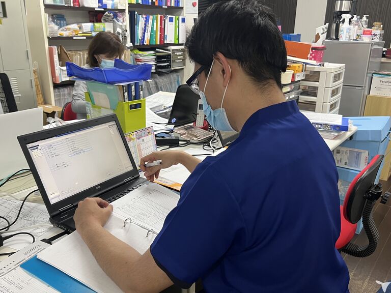事務所にて