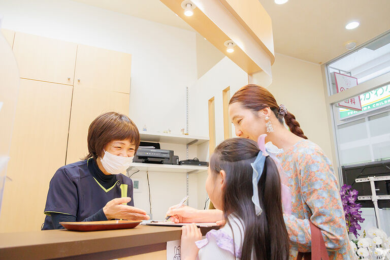 笑顔で受付対応