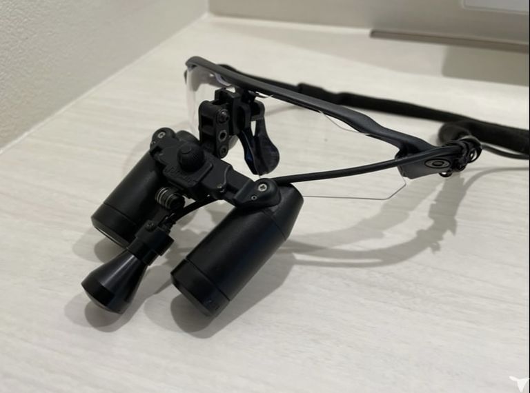 拡大鏡を用いた治療を