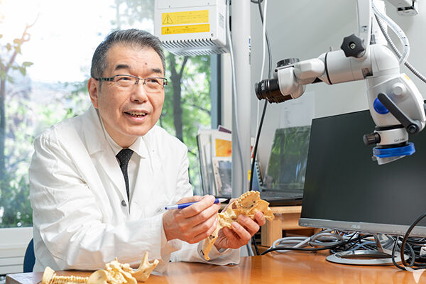 手術用顕微鏡で正確な治療