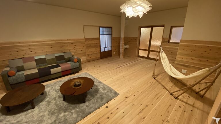 杉の温かさを感じる室内