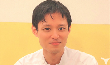 院長の安部　彬彦です。