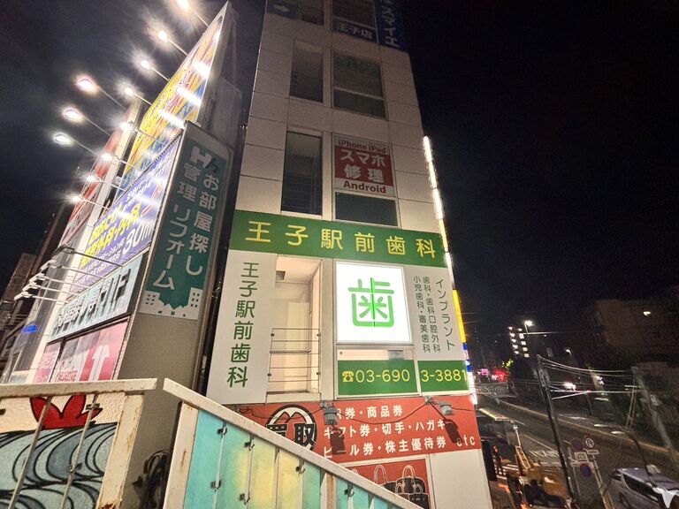 駅前にあります